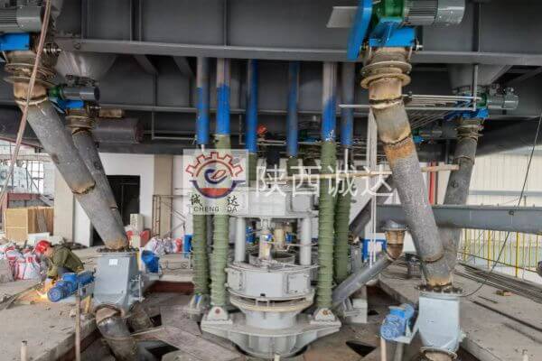 年產(chǎn)3萬噸（金屬量）高純?nèi)獎恿﹄姵丶壛蛩徭図椖渴┕がF(xiàn)場（八）