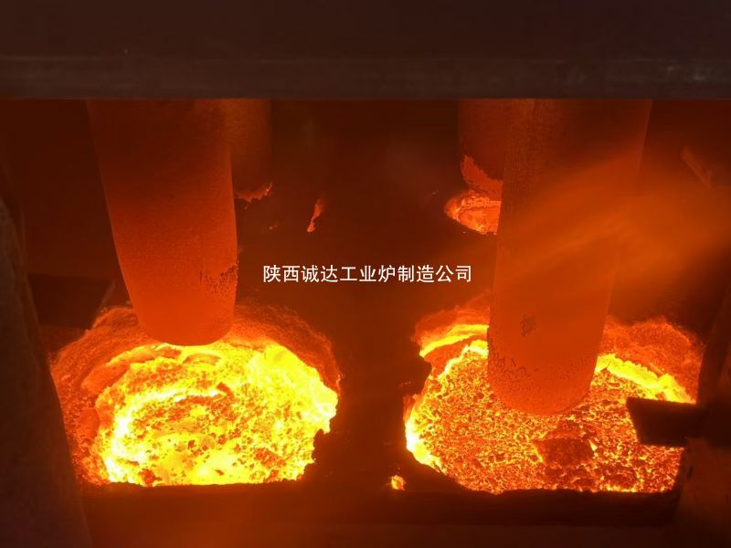 四電極大型直流礦熱爐